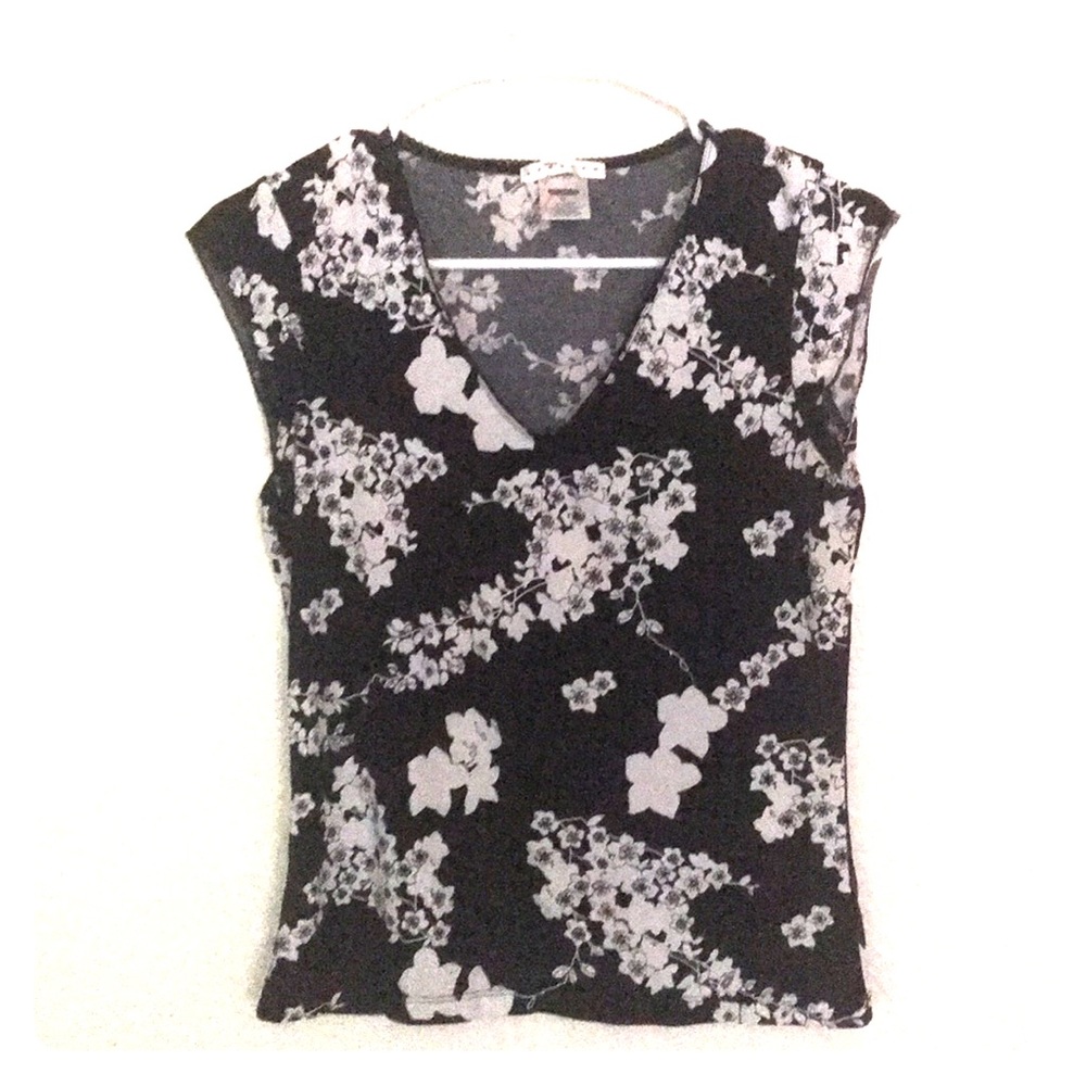Black and White Floral Print V-Neck Short Sleeve